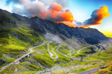 Romanya dağlarındaki Transfagarash karayolu ve vadisi manzarası. Avrupa 'nın en güzel yolu. Konum: Karpat dağları, Fagaras sırtı, Romanya ve Avrupa.