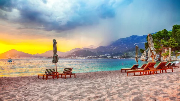 Dramática Puesta Sol Playa Con Tumbonas Sombrillas Sveti Stefan Cerca — Foto de Stock