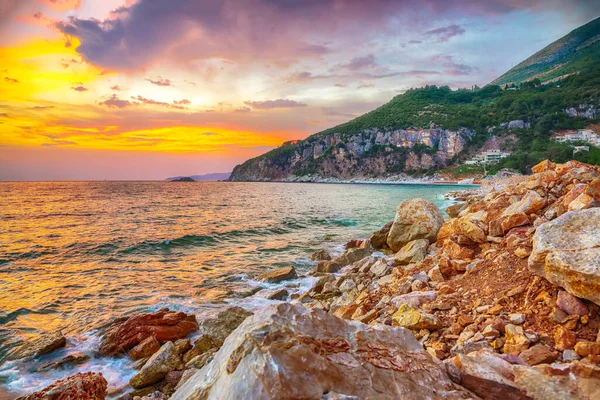 Ogromne Głazy Plaży Zatoce Petrovac Wybrzeżu Czarnogóry Zachodzie Słońca Lokalizacja — Zdjęcie stockowe