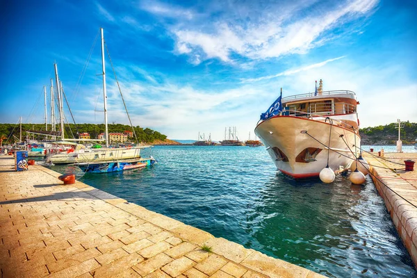Famoso Resort Adriático Makarska Com Pitoresco Porto Barcos Turísticos Localização — Fotografia de Stock