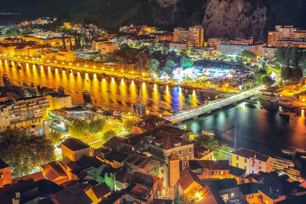 旧市街オミス セティナ川と夜の山の素晴らしい空中パノラマビュー オミス ダルマチア クロアチア ヨーロッパ — ストック写真