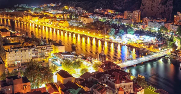 Eski Şehir Omis Cetina Nehri Nin Geceleri Dağların Muhteşem Panoramik — Stok fotoğraf