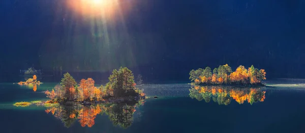 Charmante Herbstliche Insellandschaft Mit Kiefern Inmitten Des Eibsees — Stockfoto