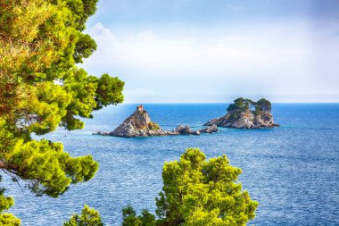 Küçük adacık Sveta Nedelja ile Adriyatik 'in güzel manzarası. Konum: Petrovac kenti, Karadağ, Balkanlar, Avrupa