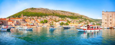 Tarihi Dubrovnik şehrinin eski limanı. Körfezde turkuaz sularda bir sürü tekne var. Konum: Dubrovnik, Dalmaçya, Hırvatistan, Avrupa