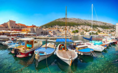 Tarihi Dubrovnik şehrinin eski limanı. Körfezde turkuaz sularda bir sürü tekne var. Konum: Dubrovnik, Dalmaçya, Hırvatistan, Avrupa