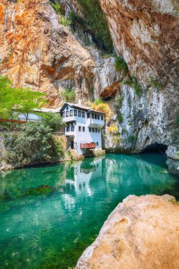 Blagaj kasabasındaki Buna Nehri pınarındaki Derviş manastırı ya da tekke. Konum: Blagaj, Mostar havzası, Hersek-Neretva Kantonu, Bosna-Hersek, Avrupa
