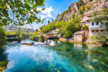 Blagaj kasabasındaki Buna Nehri pınarındaki Derviş manastırı ya da tekke. Konum: Blagaj, Mostar havzası, Hersek-Neretva Kantonu, Bosna-Hersek, Avrupa