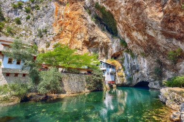 Blagaj kasabasındaki Buna Nehri pınarındaki Derviş manastırı ya da tekke. Konum: Blagaj, Mostar havzası, Hersek-Neretva Kantonu, Bosna-Hersek, Avrupa