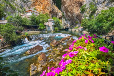 Blagaj kasabasındaki Buna Nehri pınarındaki Derviş manastırı ya da tekke. Konum: Blagaj, Mostar havzası, Hersek-Neretva Kantonu, Bosna-Hersek, Avrupa