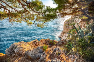 Adriyatik Denizi üzerinde güzel bir gün batımı ve Makarska kıyı şeridi. Konum: Makarska riviera, Dalmaçya, Hırvatistan ve Avrupa
