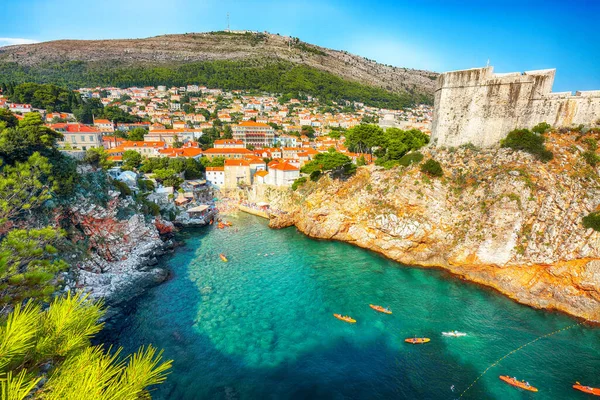 ドゥブロヴニクの有名な旅行先の都市での空中ビュー 晴れた日にスルチのビーチと旧市街 ドブロヴニク ダルマチア クロアチア ヨーロッパ — ストック写真