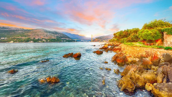 壮观的弗伦乔 图季曼大桥在日落和杜布罗夫尼克岩石海岸的全景 Dubrovnik Dalmatia Croatia Europe — 图库照片