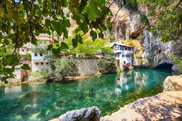 Blagaj kasabasındaki Buna Nehri pınarındaki Derviş manastırı ya da tekke. Konum: Blagaj, Mostar havzası, Hersek-Neretva Kantonu, Bosna-Hersek, Avrupa