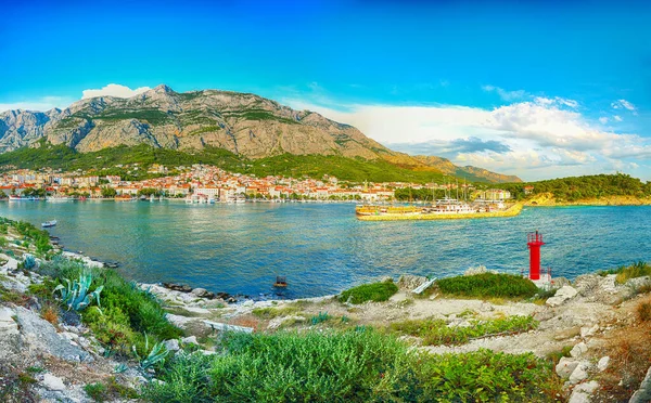 Vista Esplêndida Cidade Resort Makarska Dia Verão Com Porto Pitoresco — Fotografia de Stock