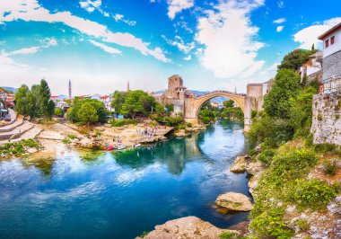 Mostar Köprüsü, evler ve minareler ile güneşli bir günde Mostar 'ın muhteşem Skyline' ı. Konum: Mostar, Old Town, Bosna-Hersek, Avrupa