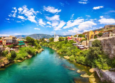 Nerteva Nehri ve Mostar 'ın Eski Kenti, Osmanlı Camii ile birlikte güneşli bir günde. Konum: Mostar, Old Town, Bosna-Hersek, Avrupa
