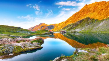 Transfagarasan yolunun yakınındaki Balea Buzul Gölü 'nün muhteşem günbatımı manzarası. Konum: Ridge Fagaras, Sibiu County, Romanya, Avrupa