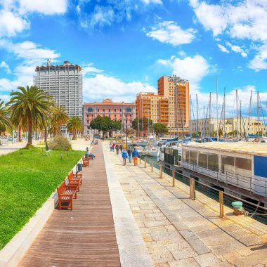 Cagliari 'de marina, yat ve tekneler olan muhteşem bir bahar şehri. Konum: Cagliari, Sardinya, İtalya, Avrupa