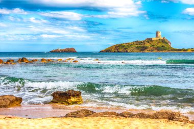 Nora arkeoloji sahasındaki Aziz Efisio deniz fenerinin antik İspanyol kulesi. Konum: Nora, Pula, Sardinya, İtalya Avrupa