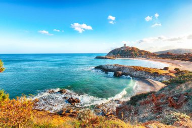 Güzel Chia Bay manzarası ve Torre di Chia kulesiyle harika bir plaj. Konum: Chia, Sardinya, İtalya Avrupa