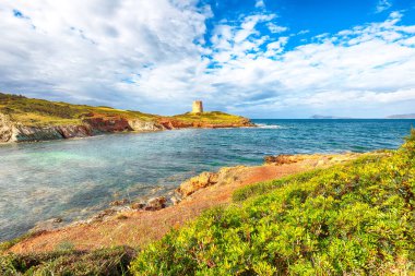 Turkuaz deniz ve Piscinni 'nin ünlü sahil kulesi ile Piscinni Körfezi' nin muhteşem sabah manzarası. Güzel Akdeniz deniz manzarası. Konum: Teulada, Sardunya, İtalya Avrupa