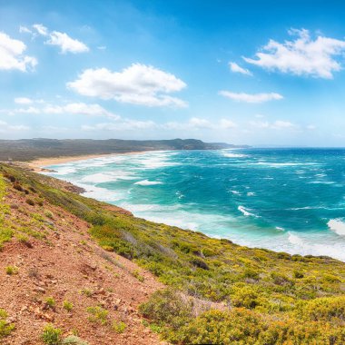Fontanamare sahilinin turkuaz deniz manzaralı harika bir sabah manzarası. Göz kamaştırıcı Akdeniz manzarası. Konum: Fontanamare, Sardinya, İtalya Avrupa