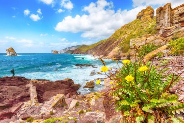 Laveria Lamarmora (Miniera di Nebida) ve Nebida sahillerinin antik bahar manzarası. Göz kamaştırıcı Akdeniz manzarası. Konum: Nebida, Sardunya, İtalya Avrupa
