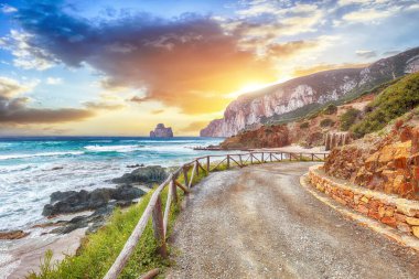 Arka planda Pan di Zucchero ile Masua 'daki Portu Cauli plajının büyüleyici manzarası. Konum: Masua, Iglesias, Sardinya, İtalya Avrupa