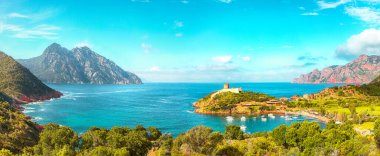 Scandola 'nın doğal rezervindeki Girolata körfezi. Arabayla ulaşılamaz, sadece yürüyerek ya da teknelerle. Konum: Girolata Körfezi, Corse du Sud, Korsika, Fransa, Avrupa