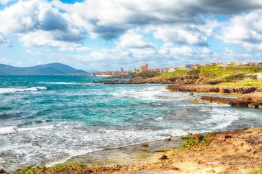 Sabahları Alghero şehrinin muhteşem ilkbahar manzarası. Fantastik Akdeniz manzarası. Konum: Alghero, Sassari ili, İtalya, Avrupa