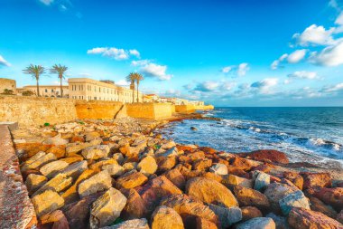 Alghero şehrinin tarihi kısmının muhteşem manzarası. Fantastik Akdeniz manzarası. Konum: Alghero, Sassari ili, İtalya, Avrupa