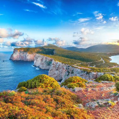Cacccia Pelerini 'nde hayret verici bir sabah manzarası. Gün doğumunda kayalıklarda panoramik manzara. Fantastik Akdeniz manzarası. Konum: Alghero, Sassari ili, İtalya, Avrupa