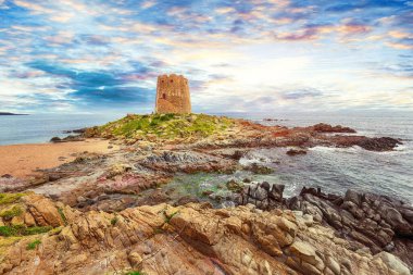 Orosei Körfezi 'ndeki Bari Sardo Kulesi' nin muhteşem günbatımı manzarası. Konum: Bari sardo, Ogliastra ili, Sardinya, İtalya, Avrupa