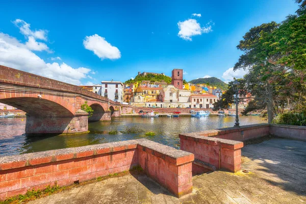 Temo Nehri Boyunca Ponte Vecchio Köprüsü Olan Bosa Şehrinin Şaşırtıcı — Stok fotoğraf