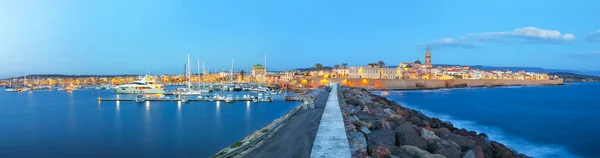 阿尔盖罗港口和城市历史部分的全景夜景 地中海海景 Alghero Province Sassari Italy Europe — 图库照片