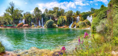 Bosna-Hersek Ulusal Parkı 'ndaki Kravice şelaleleri. Konum: Kravice Falls, Studenci, Batı Hersek Kantonu, Bosna-Hersek Federasyonu