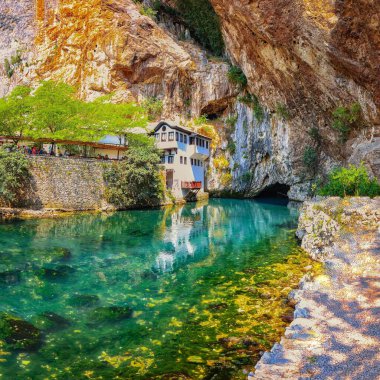 Blagaj kasabasındaki Buna Nehri pınarındaki Derviş manastırı ya da tekke. Konum: Blagaj, Mostar havzası, Hersek-Neretva Kantonu, Bosna-Hersek, Avrupa