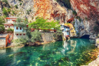 Blagaj kasabasındaki Buna Nehri pınarındaki Derviş manastırı ya da tekke. Konum: Blagaj, Mostar havzası, Hersek-Neretva Kantonu, Bosna-Hersek, Avrupa