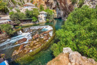 Blagaj kasabasındaki Buna Nehri pınarındaki Derviş manastırı ya da tekke. Konum: Blagaj, Mostar havzası, Hersek-Neretva Kantonu, Bosna-Hersek, Avrupa