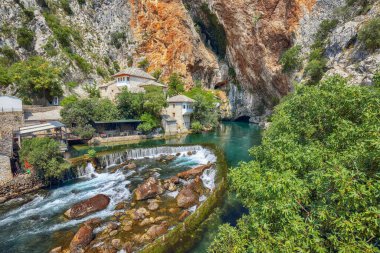 Blagaj kasabasındaki Buna Nehri pınarındaki Derviş manastırı ya da tekke. Konum: Blagaj, Mostar havzası, Hersek-Neretva Kantonu, Bosna-Hersek, Avrupa