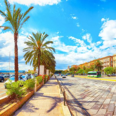 Cagliari 'nin eski merkezinin yol ve tipik mimarisine sahip bir cadde. Konum: Cagliari, Sardinya, İtalya, Avrupa