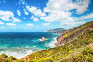 Arka planda Nebida ve Masua sahillerinin ve Pan Di Zucchero 'nun muhteşem bahar manzarası. Konum: Nebida, Iglesias, Sardunya, İtalya Avrupa