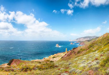 Laveria Lamarmora (Miniera di Nebida) ve Nebida sahillerinin antik bahar manzarası. Göz kamaştırıcı Akdeniz manzarası. Konum: Nebida, Sardunya, İtalya Avrupa