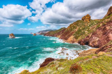 Laveria Lamarmora (Miniera di Nebida) ve Nebida sahillerinin antik bahar manzarası. Göz kamaştırıcı Akdeniz manzarası. Konum: Nebida, Sardunya, İtalya Avrupa