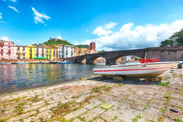 Temo Nehri Boyunca Ponte Vecchio Köprüsü Olan Bosa Şehrinin Şaşırtıcı — Stok fotoğraf