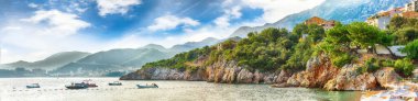 Przno köyü yakınlarındaki Budva Riviera 'daki Adriyatik sahil manzarası. Denizde bir sürü tekne var. Konum: Przno köyü, Karadağ, Balkanlar, Avrupa