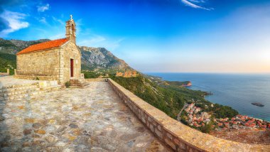 Karadağ 'daki St. Sava Kilisesi, Budwa yakınlarındaki Sveti Stefan adası yakınlarında. Konum: St. Sava, Karadağ, Balkanlar, Adriyatik denizi, Avrupa