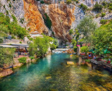 Blagaj kasabasındaki Buna Nehri pınarındaki Derviş manastırı ya da tekke. Konum: Blagaj, Mostar havzası, Hersek-Neretva Kantonu, Bosna-Hersek, Avrupa