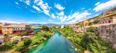 Nerteva Nehri ve Mostar 'ın Eski Kenti, Osmanlı Camii ile birlikte güneşli bir günde. Konum: Mostar, Old Town, Bosna-Hersek, Avrupa